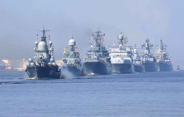 Военные корабли во время подготовки к параду в честь Дня Военно-морского флота России в акватории Финского залива, 15 июля 2021 года