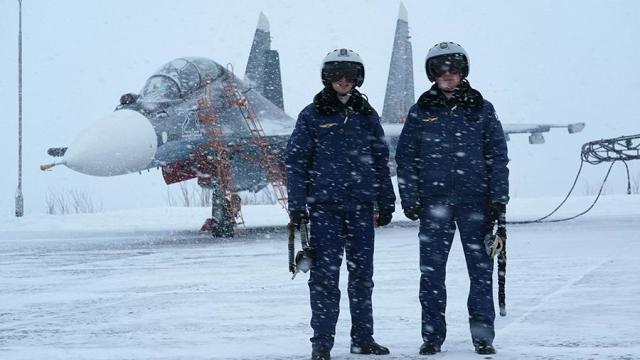 Военные летчики на аэродроме Североморск-3
