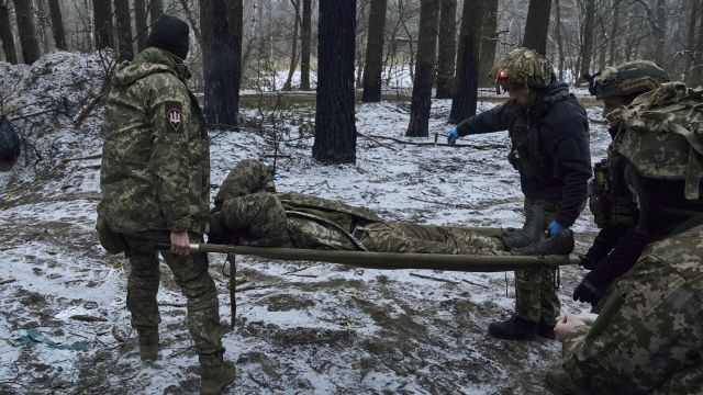 Военные медики несут раненого украинского солдата