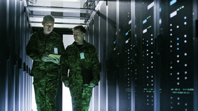 Военные в центре обработки данных