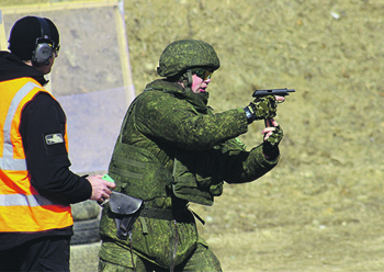 Военных научат стрелять «от бедра». Фото с сайта www.mil.ru