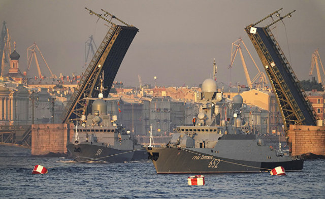 Военный корабль во время репетиции военно-морского парада в Санкт-Петербурге