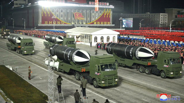 Военный парад по случаю VIII съезда Трудовой партии Кореи в Пхеньяне