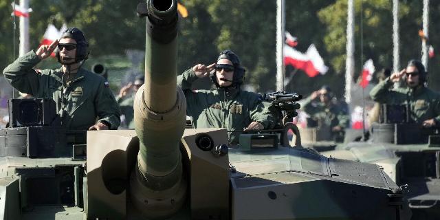 Военный парад в Варшаве на День Войска Польского