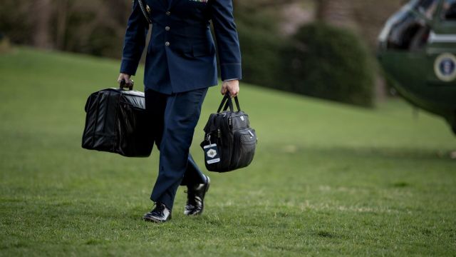 Военный помощник США несет сумку с кодами запуска ядерного оружия