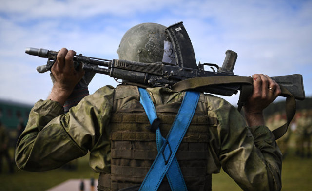 Военный с АК на испытаниях на право ношения крапового берета в Новосибирской области