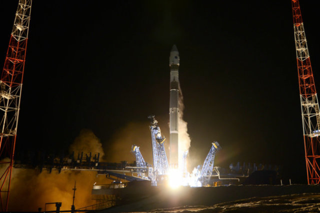 Военный спутник "Космос-2542" с космодрома Плесецк на орбиту вывела ракета-носитель "Союз-2.1".