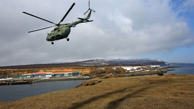 Военный вертолет Ми-8 на острове Итуруп