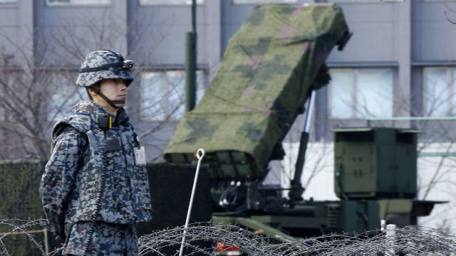 Военный Японии возле зенитно-ракетного комплекса Patriot