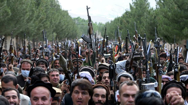 Вооруженные люди во время митинга в Кабуле