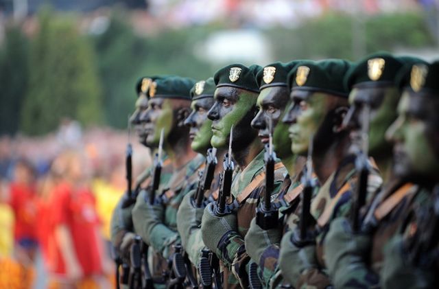 Вооруженные силы Республики Македонии во время парада в Скопье