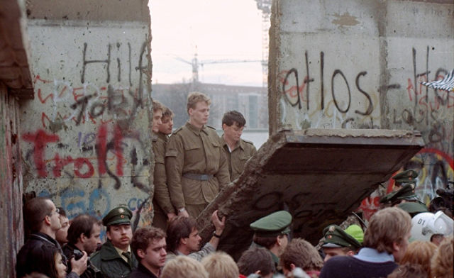 Восточногерманские пограничники в проеме Берлинской стены