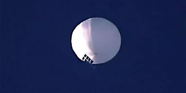 Воздушный шар в небе над США