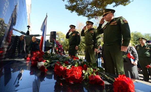 Возложение венков и цветов к портрету погибшего в Сирии генерал-лейтенанта Валерия Асапова. 27 сентября 2017