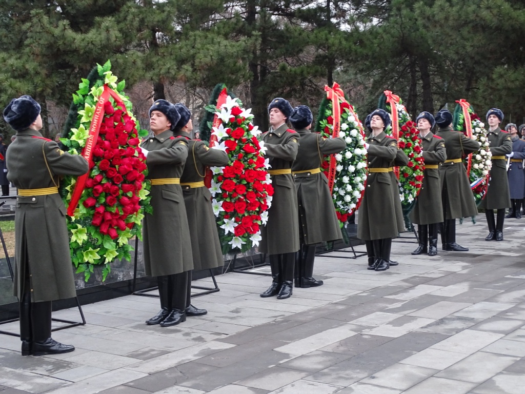 Возложение венков на 9. Возложении цветов к мемориалу «вечный огонь» Донецк. Возложение венков к Вечному огню. Возложение цветов к Вечному огню на 9 мая. Венок для возложения к памятнику.