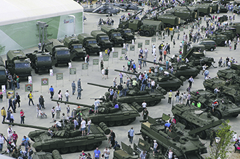 Впечатляющие экспозиции на выставках военной техники и вооружений свидетельствуют о прогрессирующей гонке в этом сегменте деятельности человека. Фото Reuters