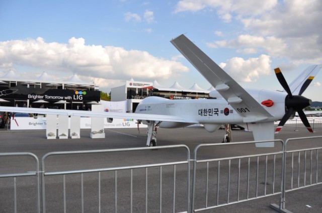 Впервые публично продемонстрированный в экспозиции ADEX-2019 первый опытный образец южнокорейского разведывательно-ударного беспилотного летательного аппарата KUS-FS (Korean Unmanned System) большой продолжительности полета класса MALE. Аппарат разработан