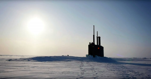 Всплытие американской атомной подводной лодки Toledo в Арктике