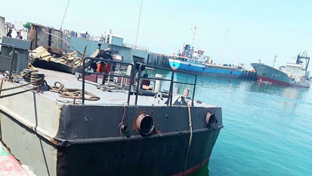 Вспомогательное судно "Конарак" Военно-морских сил Ирана, которое было повреждено во время учений в Оманском заливе, пришвартовано у одной из военно-м