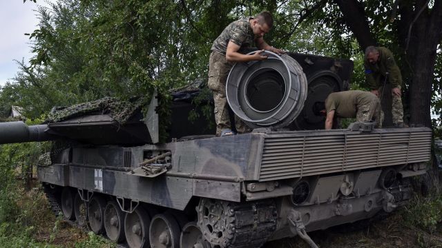 ВСУ ремонтируют танк "Леопард-2"