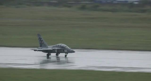 Второй опытный образец модернизированного учебно-боевого самолета Як-130М (заводской номер 1301400002, бортовой номер "002") перед первым полетом. Иркутск, 01.08.2026