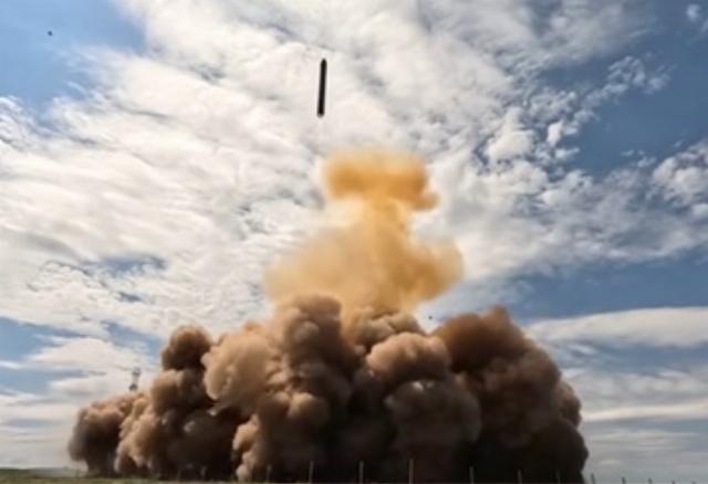 Второй успешный испытательный запуск новой тяжёлой жидкостной межконтинентальной баллистической ракеты наземного базирования РС-28 (15А28) "Сармат" из шахтной пусковой установки с территории позиционного района "Домбаровский" РВСН в Ясненском районе Оренбургской области, 12.05.2026