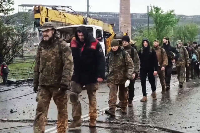 Выход пленных украинских боевиков с "Азовстали"