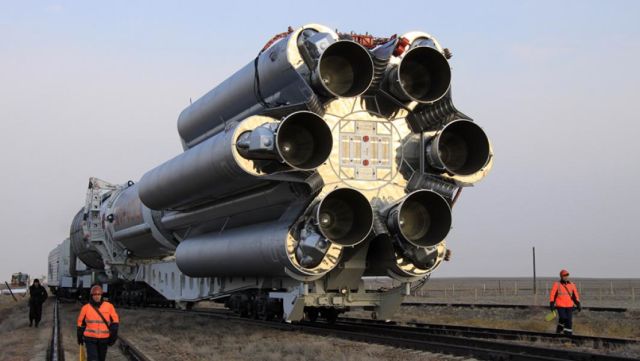 Вывоз ракеты-носителя "Протон-М" с разгонным блоком "Бриз-М" и спутником связи Intelsat-22 на стартовый комплекс космодрома Байконур