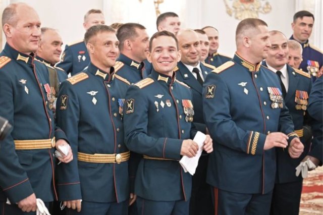 Выпускники Военной академии Генерального штаба Вооруженных сил РФ на встрече в Кремле с президентом РФ Владимиром Путиным.