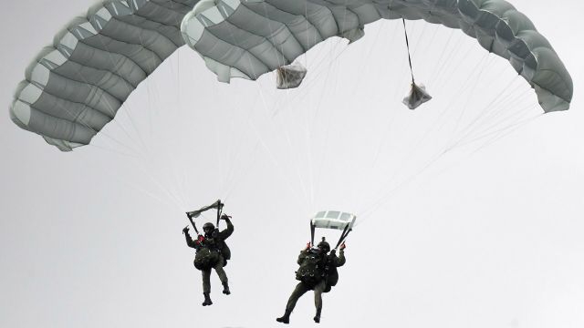 Высадка парашютистов во время динамического показа вооружений, военной и специальной техники мотострелковых войск в рамках МВТФ "Армия-2020" в сухопутном кластере на полигоне "Алабино"