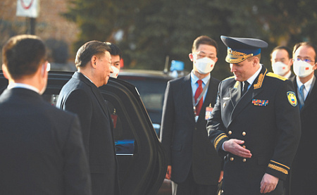 Высокий китайский гость приехал в Кремль, его встречает комендант Сергей Удовенко (справа). Фото Reuters