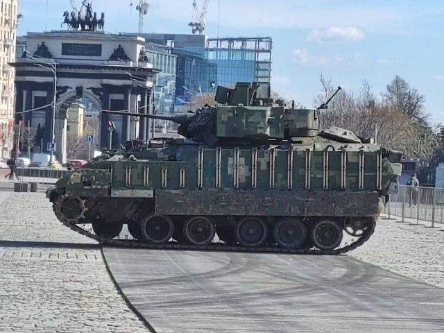Выставленная в экспозиции на Поклонной горе в Москве захваченная у вооруженных сил Украины переданная из состава американской армии боевая машина пехоты M2A2 Bradley ODS-SA со снятыми модулями динамической защиты BRAT, апрель 2024 года