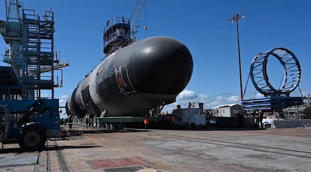 Выведенная из эллинга американского судостроительного предприятия Newport News Shipbuilding строящаяся для ВМС США атомная многоцелевая подводная лодка SSN 794 Montana типа Virginia серии Block IV. Ньюпорт-Ньюс, октябрь 2020 года. Новый 30-летний долгосро