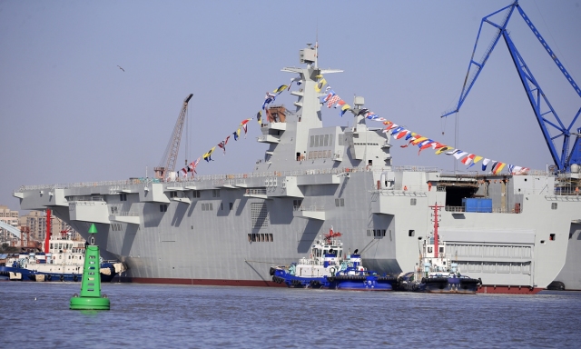 Выведенный из сухого строительного дока третий строящийся для ВМС НОАК универсальный десантный корабль проекта 075 на китайском судостроительном предприятии Hudong-Zhonghua Shipyard компании Hudong-Zhonghua Shipbuilding Group, входящей в состав китайской 