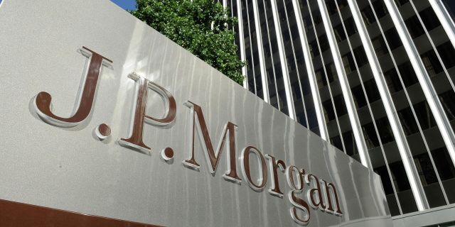 Вывеска JPMorgan у офиса финансовой компании в Лос-Анджелесе, штат Калифорния