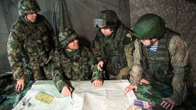 Взаимодействие российских, белорусских и сербских военнослужащих во время совместных тактических учений на полигоне "Посулянски Левады" в Сербии