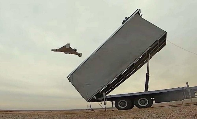 Взлет «Герани» с пусковой, замаскированной под обычный грузовик с тентом