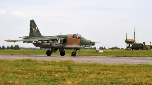 Взлет самолета Су-25 на аэродроме базирования в зоне проведения спецоперации