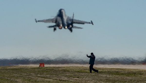 Взлет самолета Су-34 во время летно-тактических учений на аэродроме Бутурлиновка Воронежской области. Архивное фото