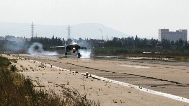 Взлетно-посадочная полоса на авиабазе "Хмеймим"в Сирии
