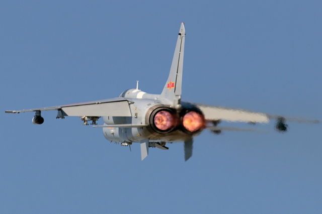 Взлёт истребителя-бомбардировщика "Сиань" JH-7A. Фото Дениса Артушкевича