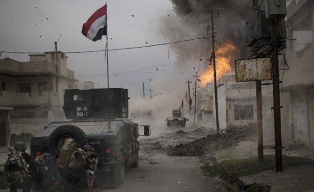 Взрыв бомбы возле бронетехники иракского спецназа в Мосуле