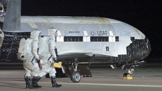 X-37B встречают после посадки
