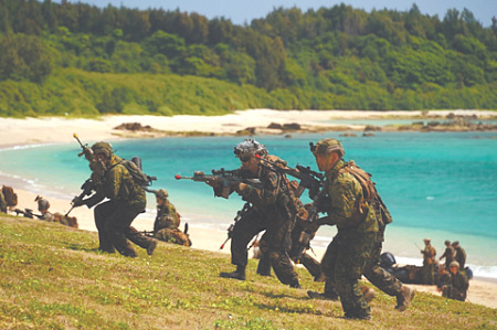 Японские военнослужащие часто проводят учения по высадке на необорудованное побережье. Фото со страницы JGSDF в Twitter
