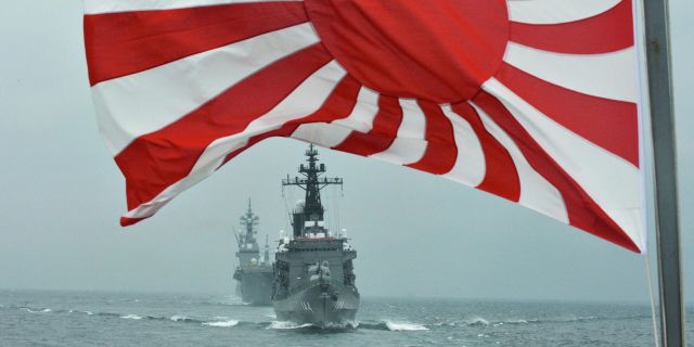 Японские военные корабли у залива Сагами