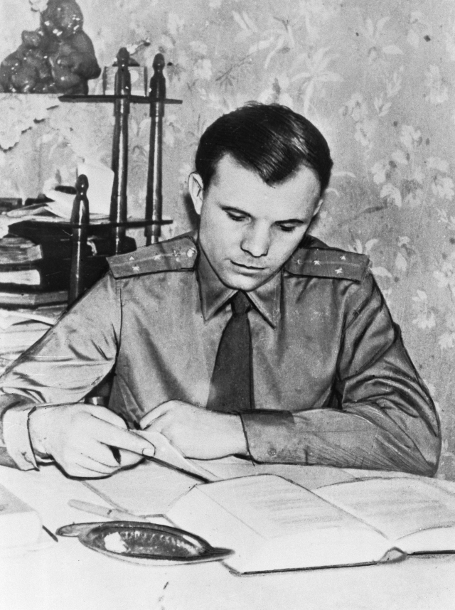 Юрий Гагарин дома во время чтения, 12 января 1961 года