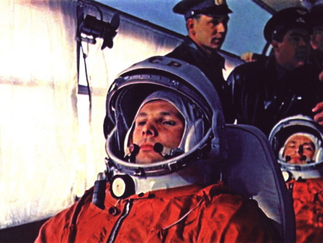 Юрий Гагарин в автобусе по дороге на старт, сзади — «запасной» космонавт Герман Титов, 12 апреля 1961 года