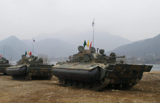 Южнокорейская БМП K21 с установленными по бокам и спереди надувными мешками