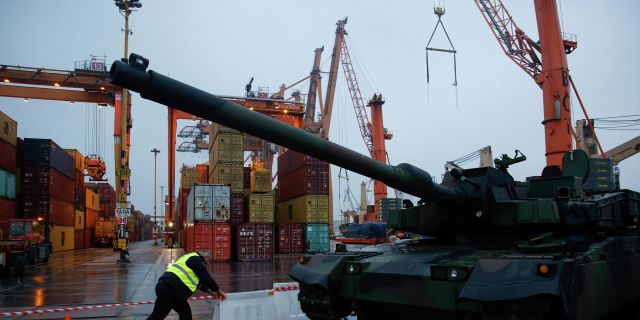 Южнокорейский танк Black Panther K2 в польском военно-морском порту Гдыня, Польша. 6 декабря 2022 года