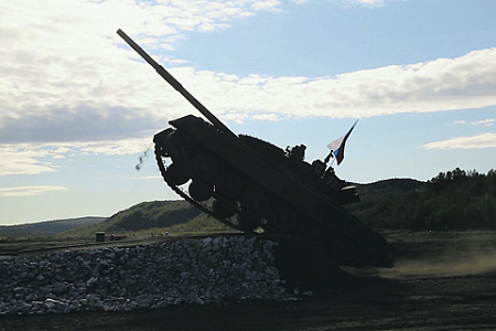 За скорость и маневренность 47-тонный Т-80 называют реактивной машиной. Фото с сайта www.mil.ru